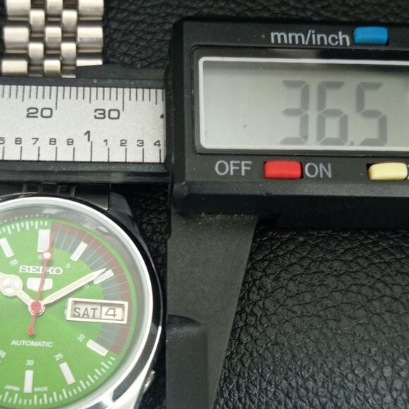 Vintage 1981 Seiko Automatic Mens Silver Watch W/daydate & Green accents - Picture 7 of 10